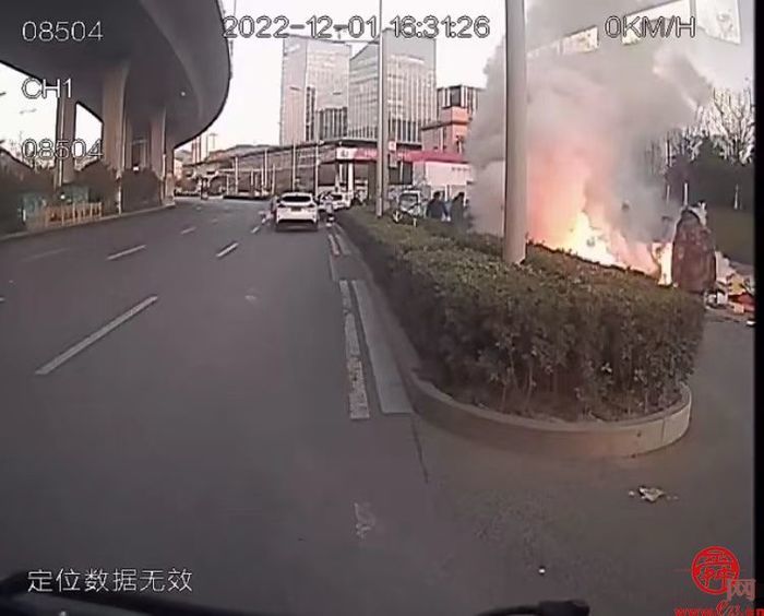 小货车燃烧火势凶猛  济南公交驾驶员及时伸援手
