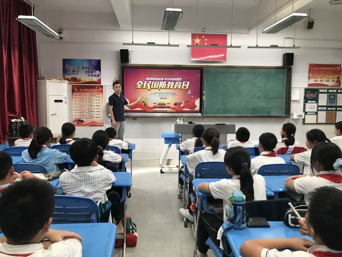 加强安全教育，龙奥学校举行防空防灾应急疏散演练