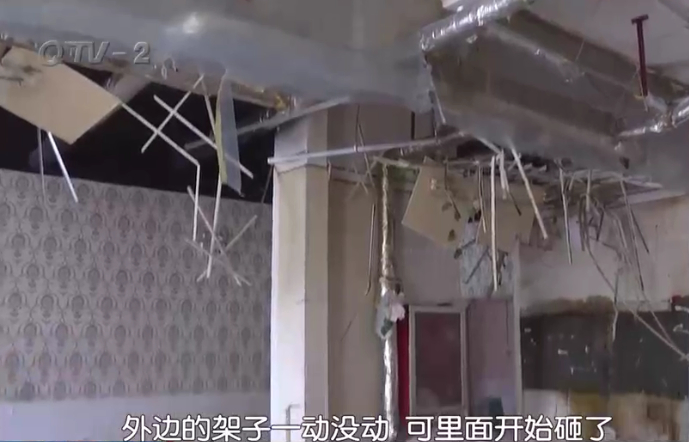 青岛高楼一层承重墙被砸，整个楼体晃得厉害，居民吓傻了