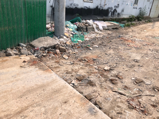 【啄木鸟在行动】水屯路与水屯北路交汇处以北500米处渣土裸露