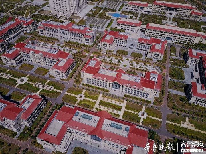 航拍山东大学青岛校区校园，红瓦绿树美如童话世界