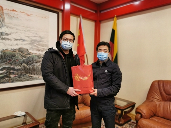 中国驻立陶宛大使馆向留学生发放“春节包”
