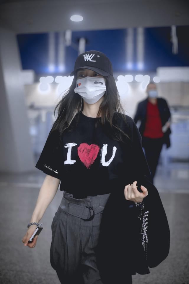 黄晓明baby穿情侣装撒狗粮 胸前印红色桃心很浪漫