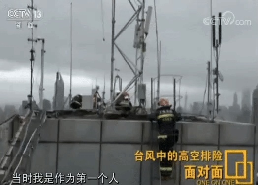 150米高楼上，两位消防员相拥而泣，他们经历了什么？