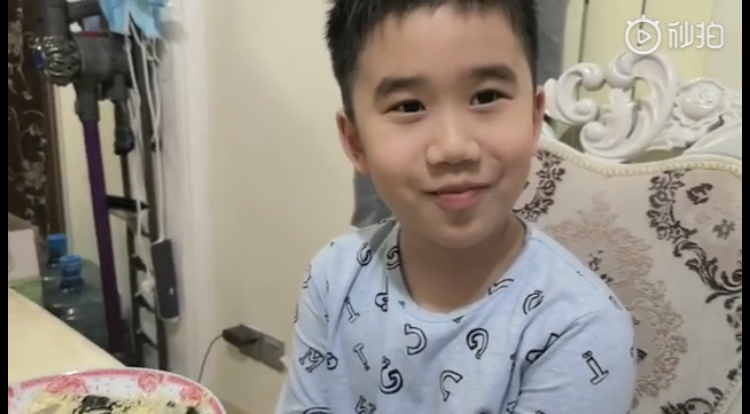 山东医疗队员给孩子带回“黄冈密卷” 网友：货真价实的“土特产”......