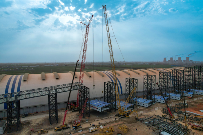 邹平货运铁路专用线货场9#栈桥开启整体吊装施工