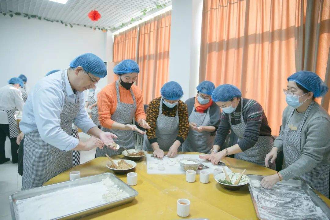 饺饺包满爱，劳动暖冬至——山东师大附中幸福柳分校冬至包饺子活动