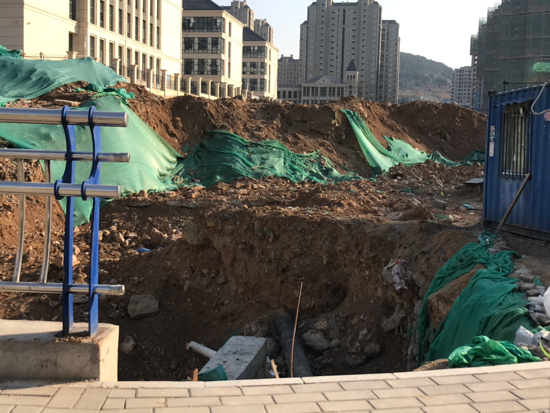 【啄木鸟在行动】历城区大汉峪路附近有渣土未覆盖防尘网