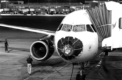 飞机挡风玻璃破损还能安全飞行吗？资深机长释疑