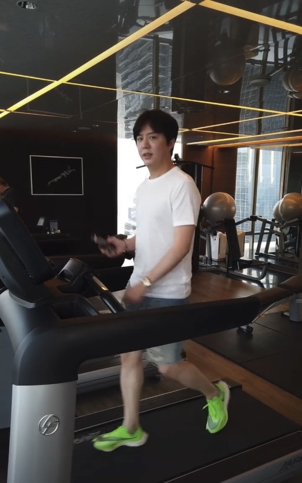 李云迪健身有新招 网友：云迪的生活音乐真是无处不在！