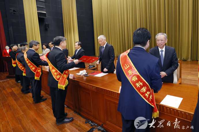 山东省科技创新大会在济举行
