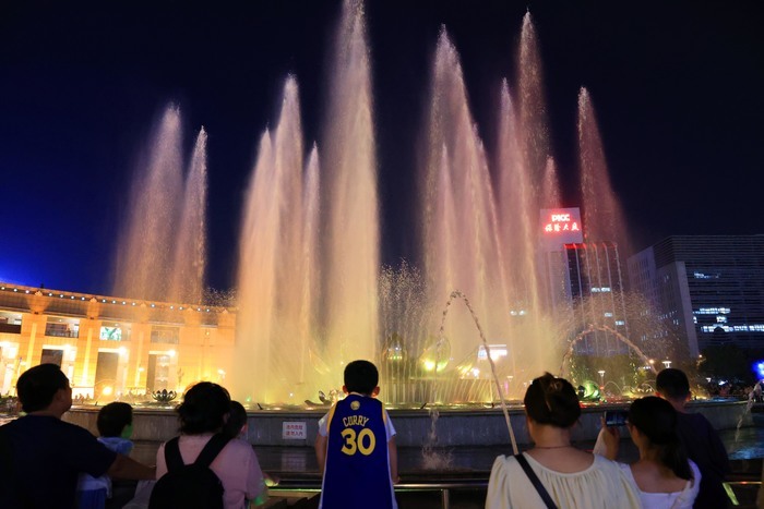 夏日夜晚，泉城广场音乐喷泉旁消夏纳凉好惬意！