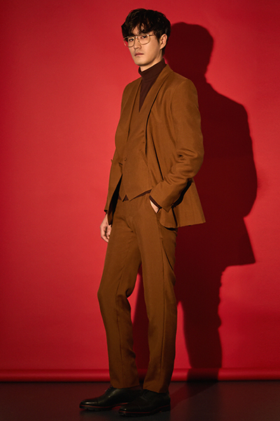 杨玏穿焦糖色西装亮相 带金丝眼镜令人眼前一亮