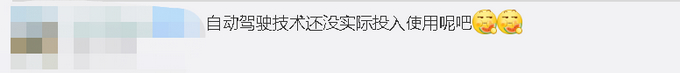 什么神仙操作？司机开车时边撸狗边看书，后方司机：我都惊呆了！