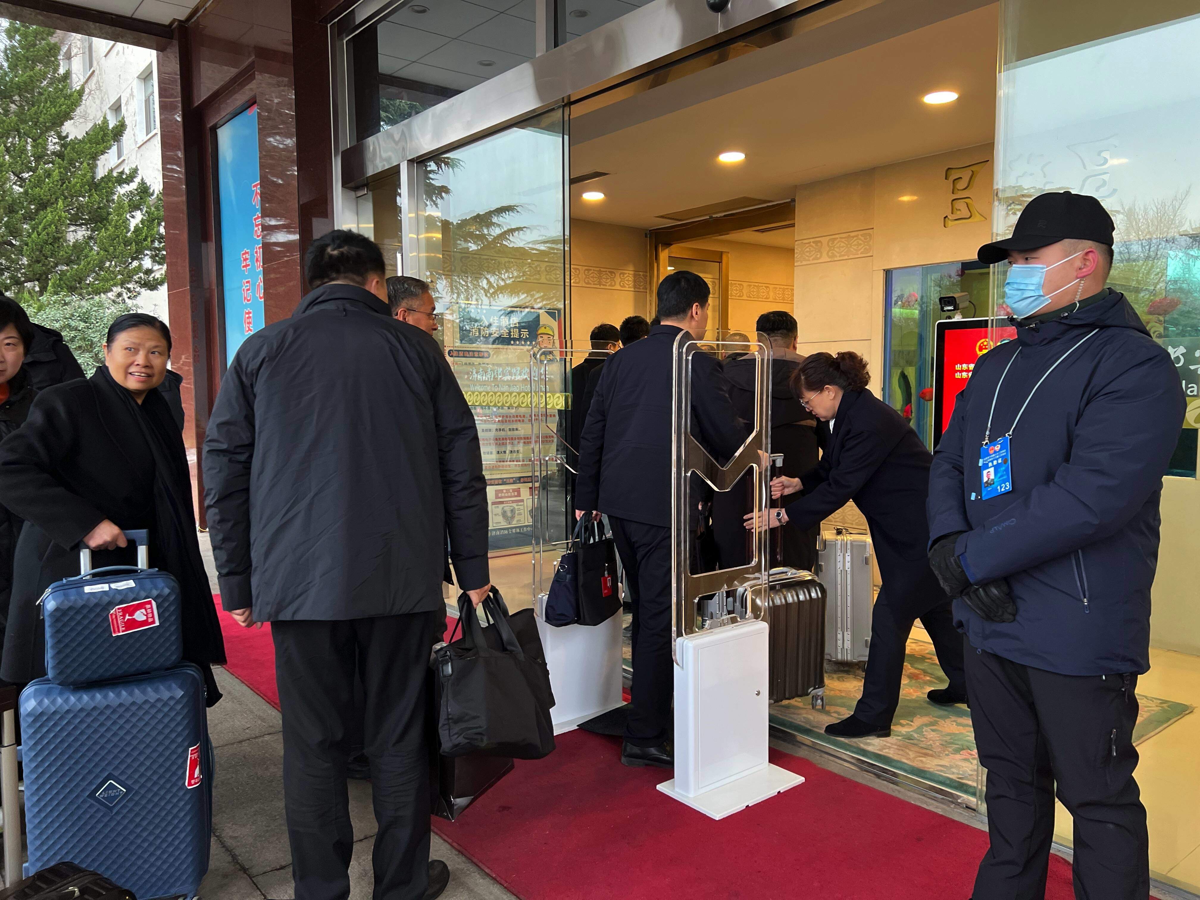 山东进入“两会时间” 怀揣“民声” 省人大代表陆续抵达住地向大会报到