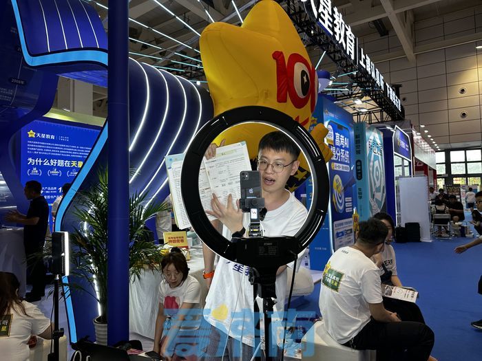 卖书生意创新不断 线下“书展”线上搞直播