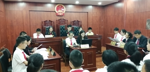 “法庭”里的思政课 历下区中学生走进律师楼