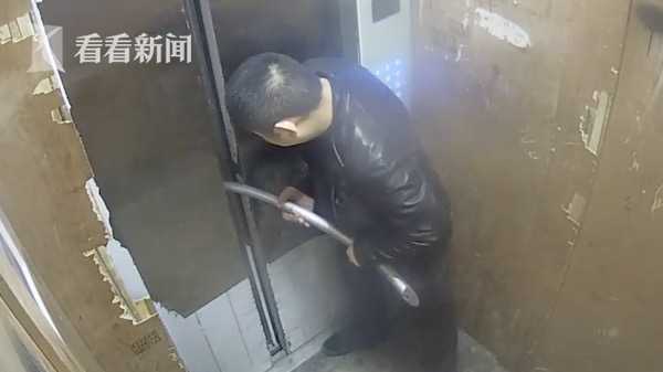 男子喝断片怒拔电梯扶手狂砸 次日现场惨不忍睹
