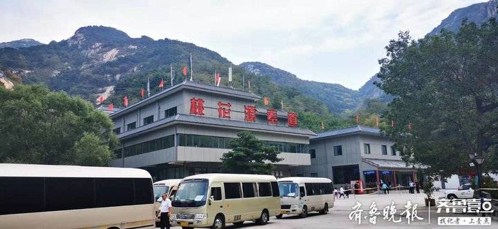 你们在泰山十八盘上挤油油，记者却找到一条景美人稀的爬山道