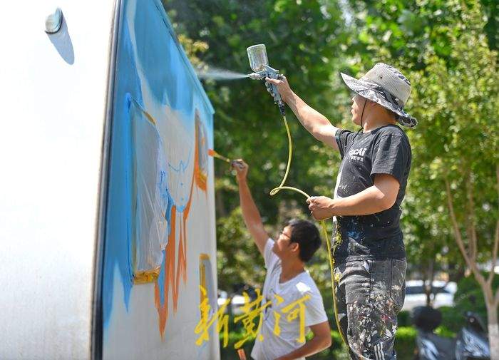 济南90后聋哑墙绘师庞治才:给生活铺上绚丽的色彩