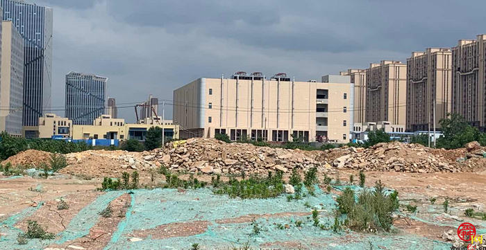 【啄木鸟在行动】经十东路和园区六号路交汇处附近渣土和建筑垃圾裸露