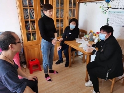 心系百姓情暖社区 济南市残联进社区工作组获赠锦旗