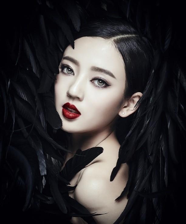 于正|TFBOYS摄影师回应于正 黑羽造型抄袭还是纯属巧合？