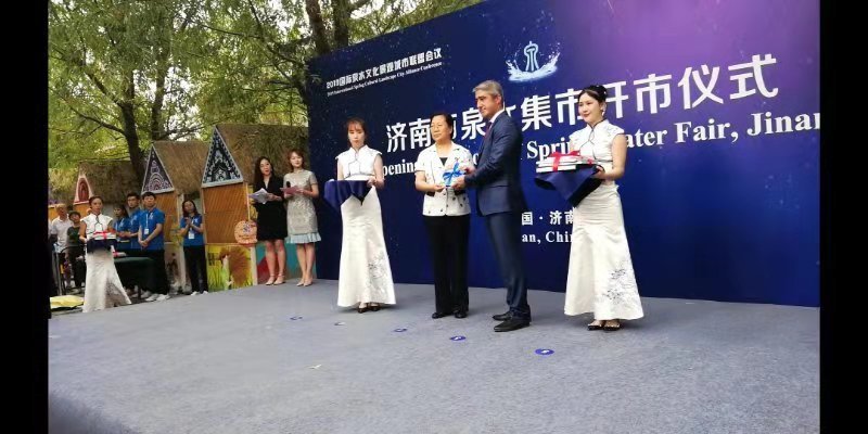 2019济南泉水集市“开市” 百余外宾组团感受泉水文化味儿