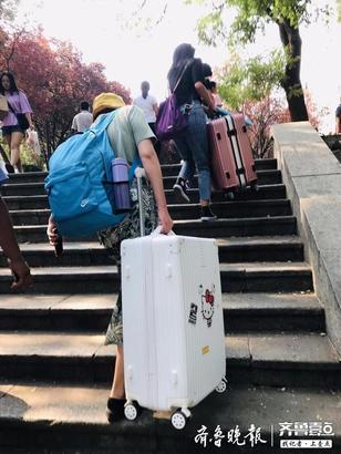 开学季少不了父亲的肩头、母亲的臂弯！记者直击山师迎新现场