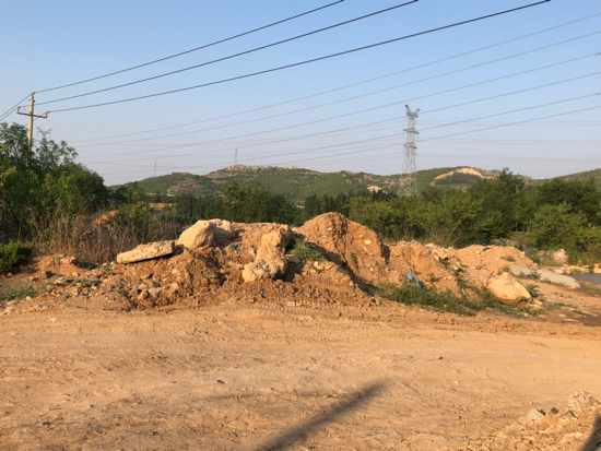 【啄木鸟在行动】港兴路与港九路交汇处附近大片渣土裸露