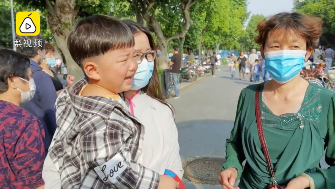 心疼又好笑！小朋友不想去幼儿园 老师连拖带拽扛进门：还想跑？