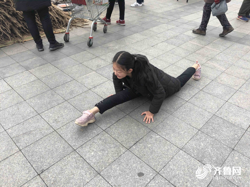   “山药女孩”在莱芜大润发义卖，有市民送来3万7千元善款