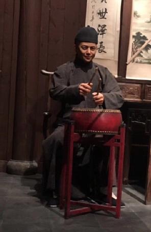 何炅再度撞脸雕像！笑称自己是“勿碰易倒的艺术家”