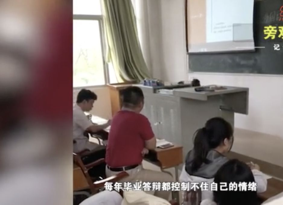 老师怒扔学生论文被约谈，网友却说：不怪他