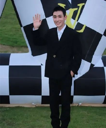 奚梦瑶产后首次公开亮相|LV大秀明星生图:奚梦瑶产后首次公开亮相脸浮肿,热巴显老朱一龙瘦成竿