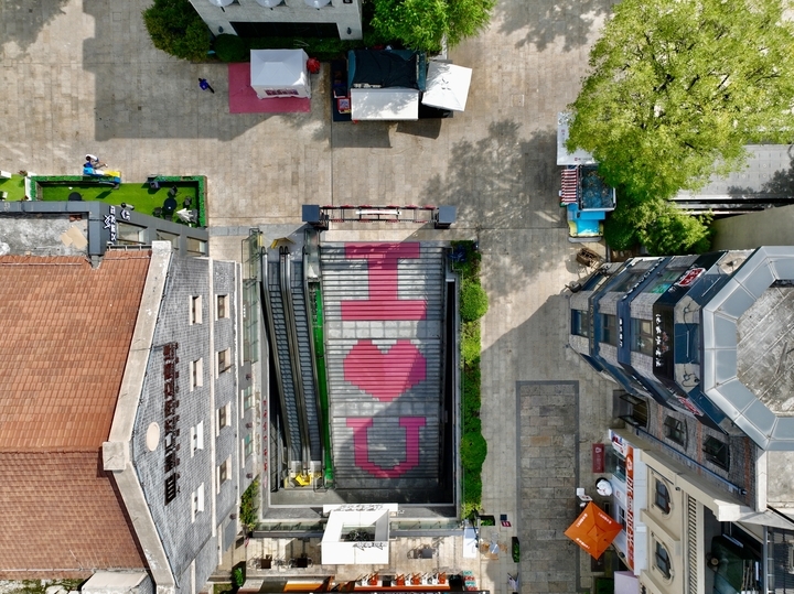 俯瞰济南经三路上的浪漫