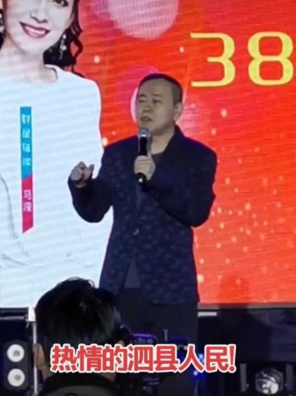 太热情了！观众为了看潘长江演出爬上树，具体是啥情况？
