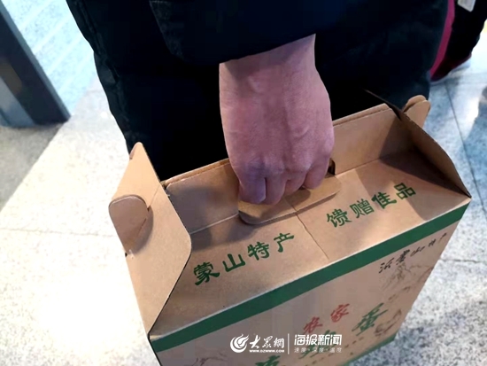 79岁老人第一次坐高铁来日照 热心客运员一路相送