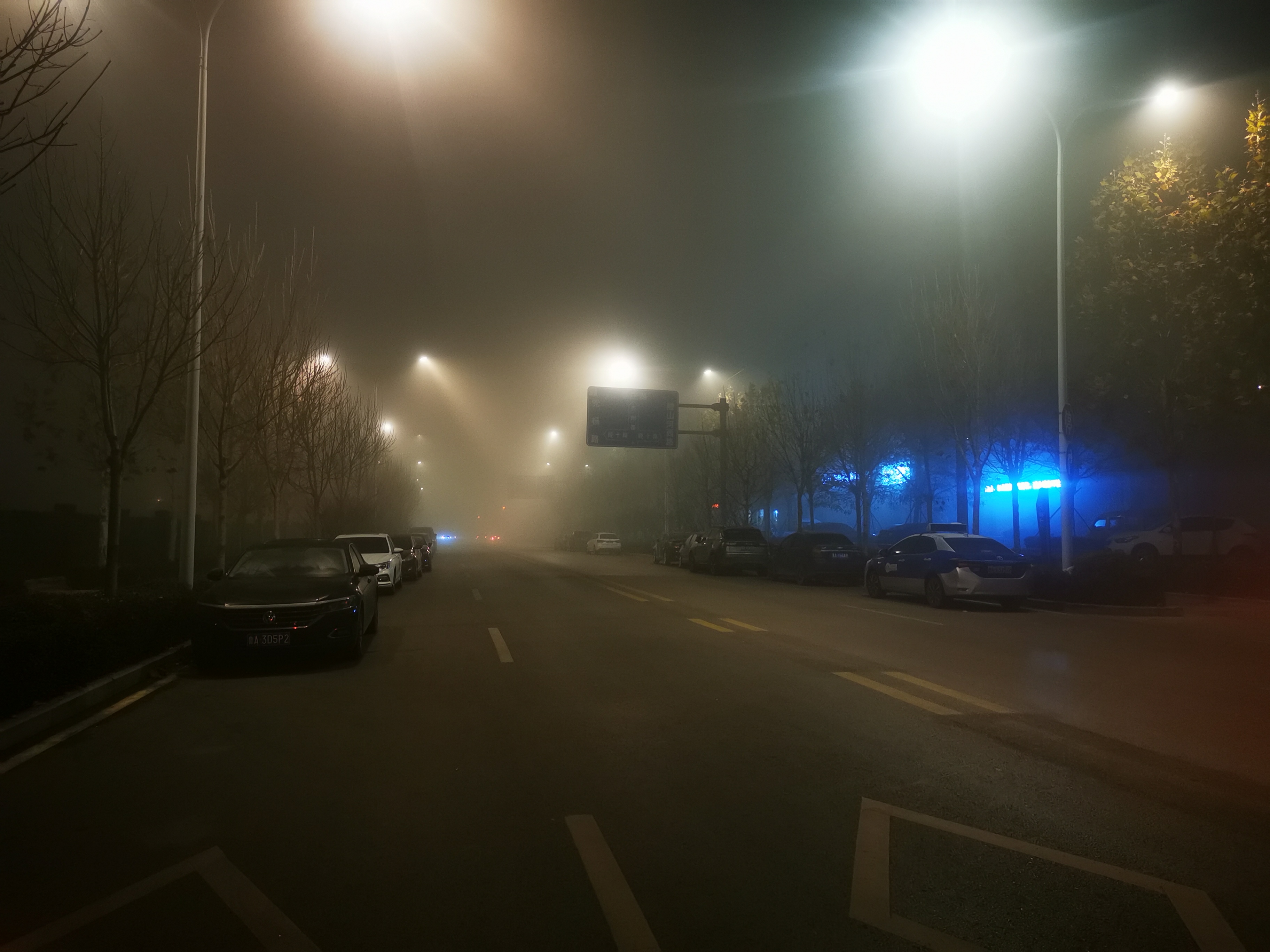 山东继续发布大雾橙色预警，局部地区能见度不足50米，多条高速关闭