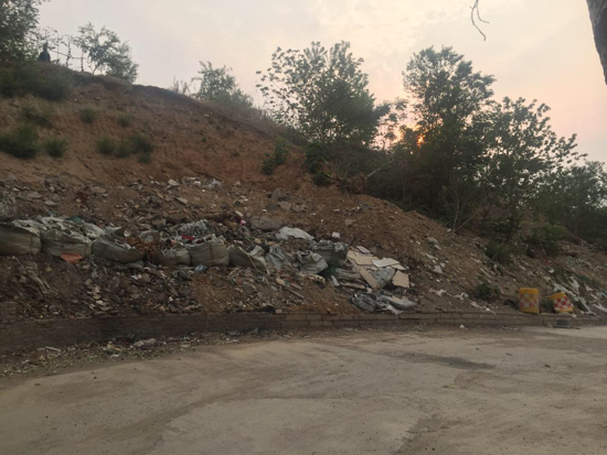 【啄木鸟在行动】茂陵山路3号院南邻建筑垃圾露天堆放