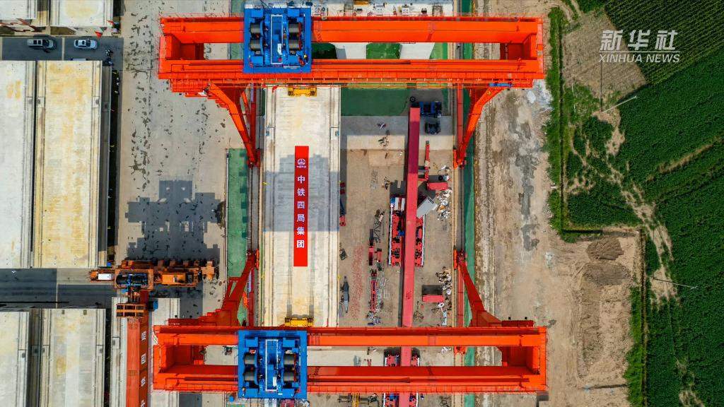巢湖至马鞍山城际铁路全线首榀近千吨“超大箱梁”架设成功