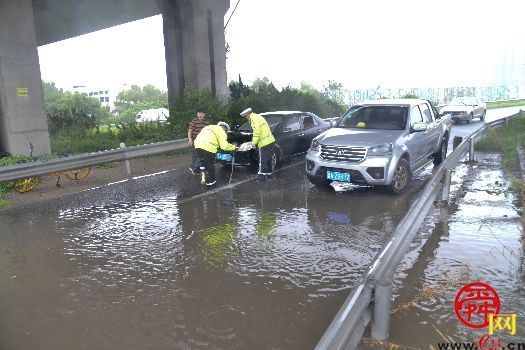 司机误入涉水路段，齐腰水深慌乱求助交警