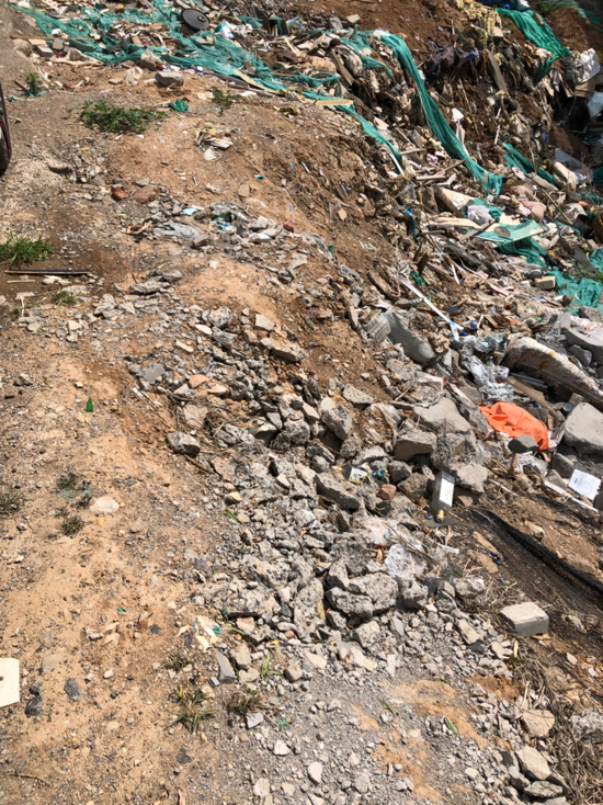 【啄木鸟在行动】兴港路与凤山路交汇处东700米路南存在扬尘隐患