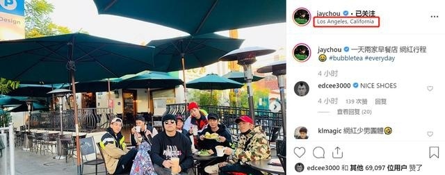 一张名片就遮半个脸！昆凌晒美照惹羡妒，大眼睛似芭比娃娃