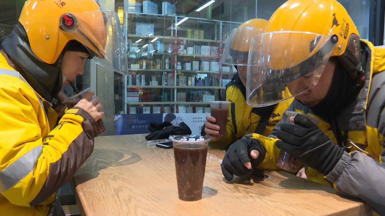 暖腊八！粥店为外卖小哥提供免费“爱心粥”