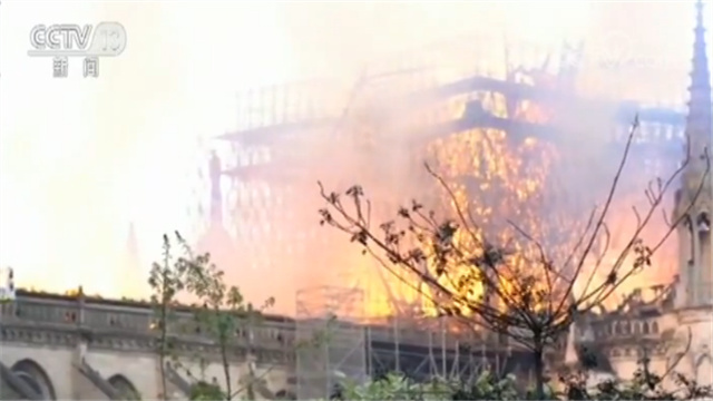火势凶猛！巴黎圣母院大火 塔尖坍塌照曝光 法国总统表态