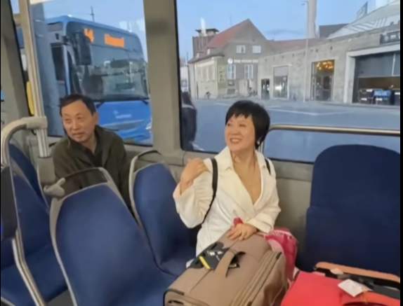 从县城出国看女儿，这对不懂英语的山东父母看哭很多人