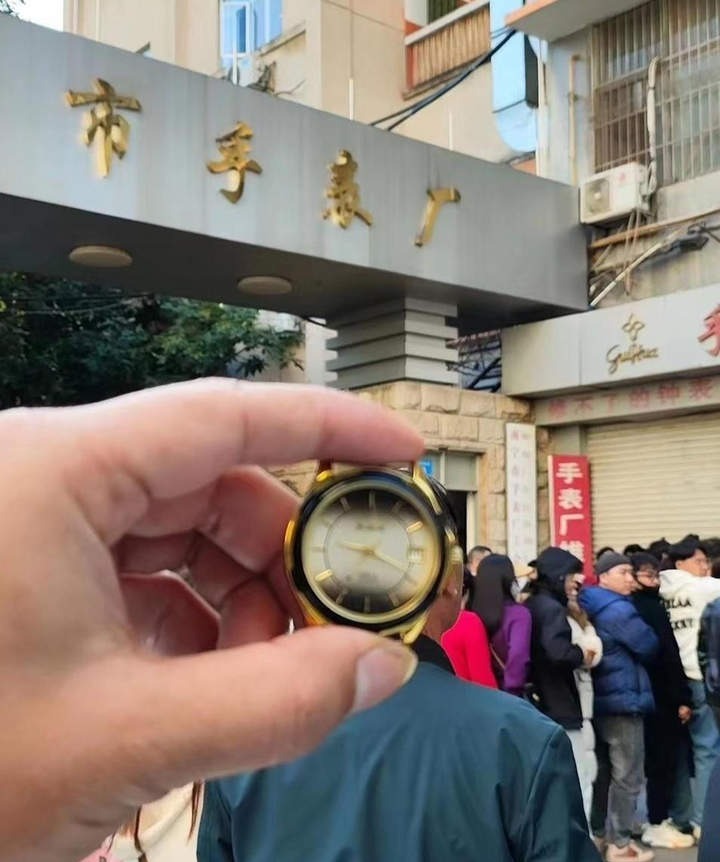 老款“桂花表”一表难求，这届年轻人为何如此“复古”？