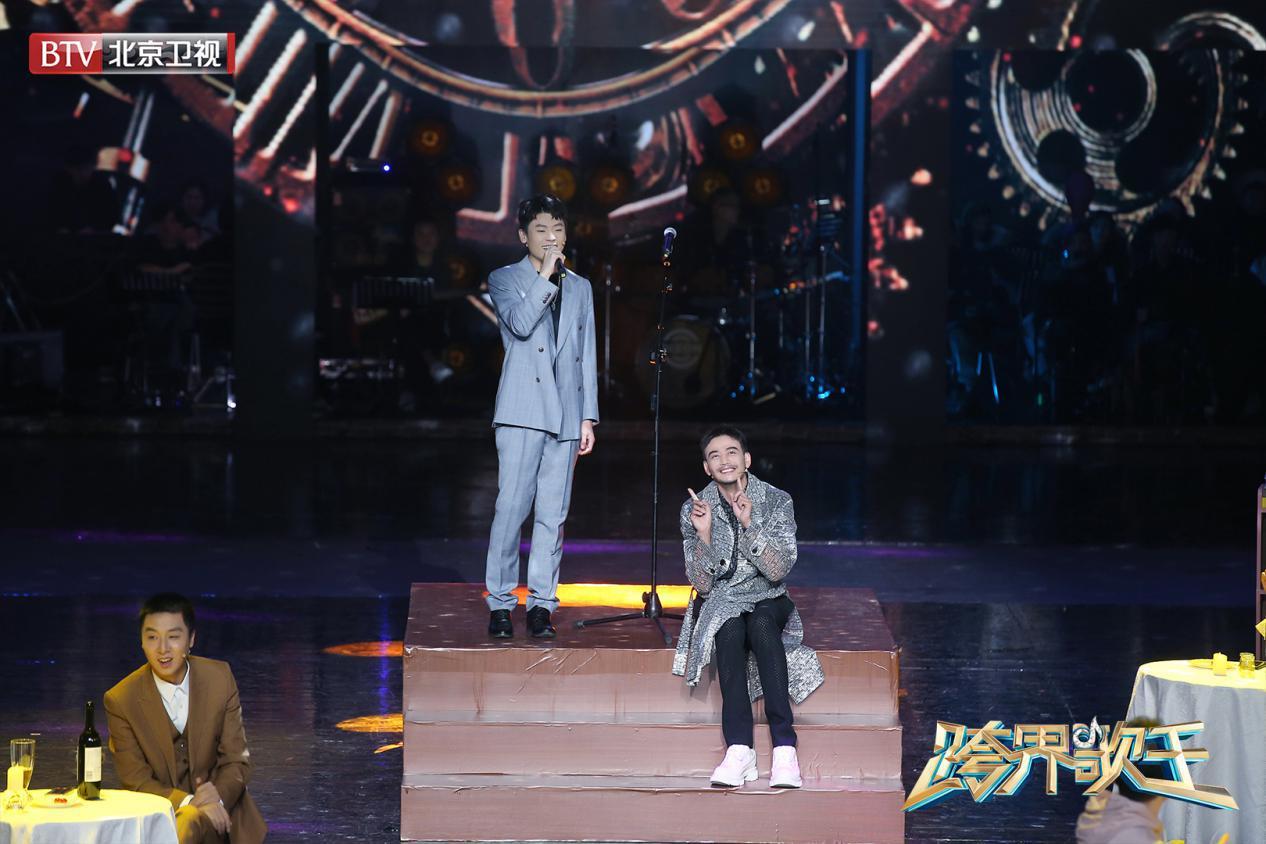 隔壁老樊首登《跨界歌王》助演杨烁深情合唱