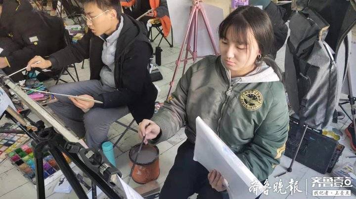 探访济南美术艺考生特训基地：作画到凌晨两三点，一天睡四小时